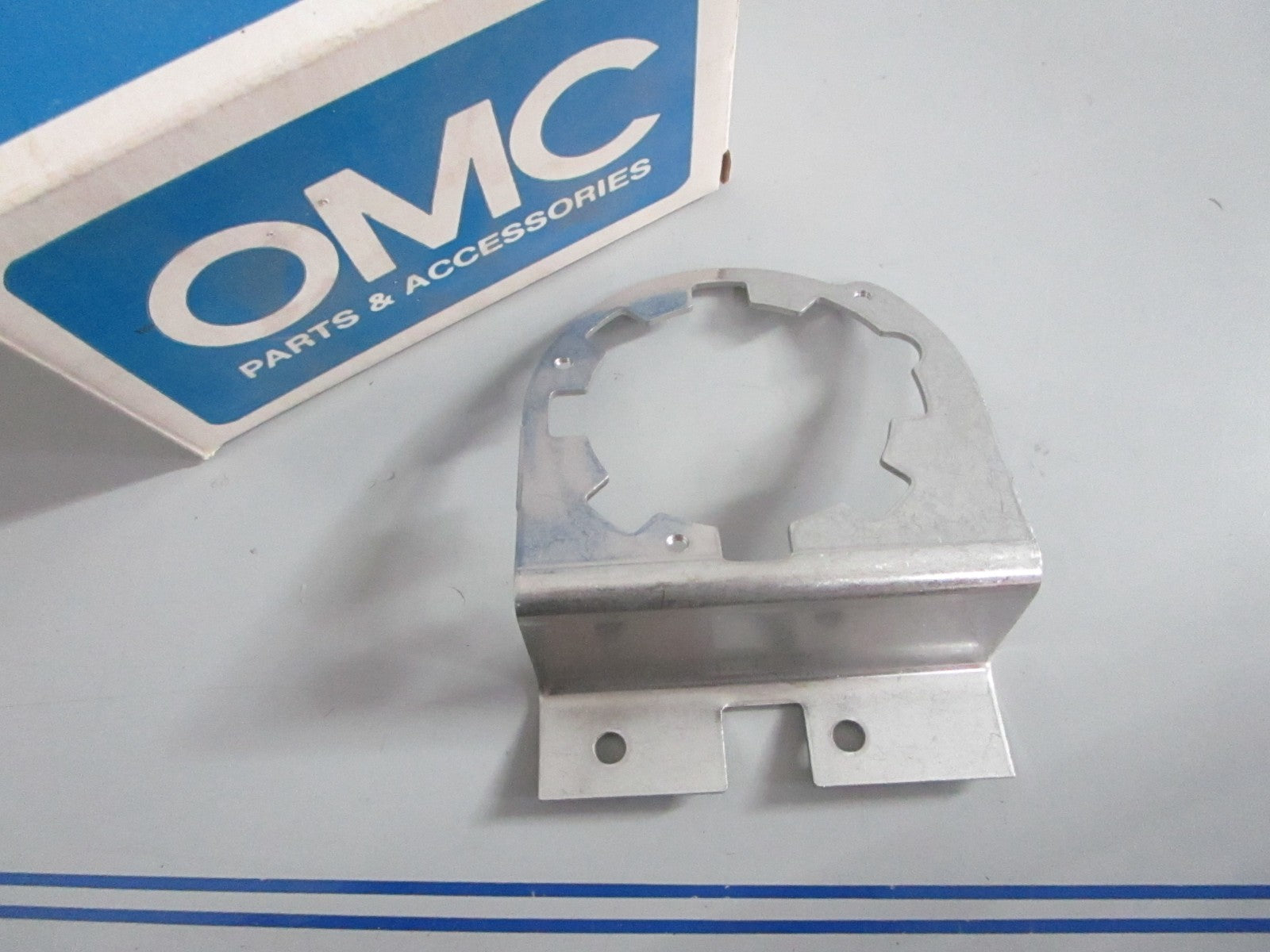 NEW OEM 331122 0331122 OMC Johnson Evinrude Bracket 0820