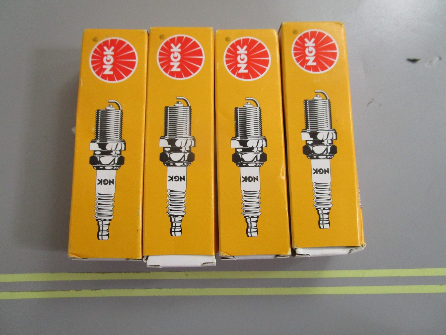 *NEW* (LOT OF 4) 0810 NGK Spark Plug BPR7H8