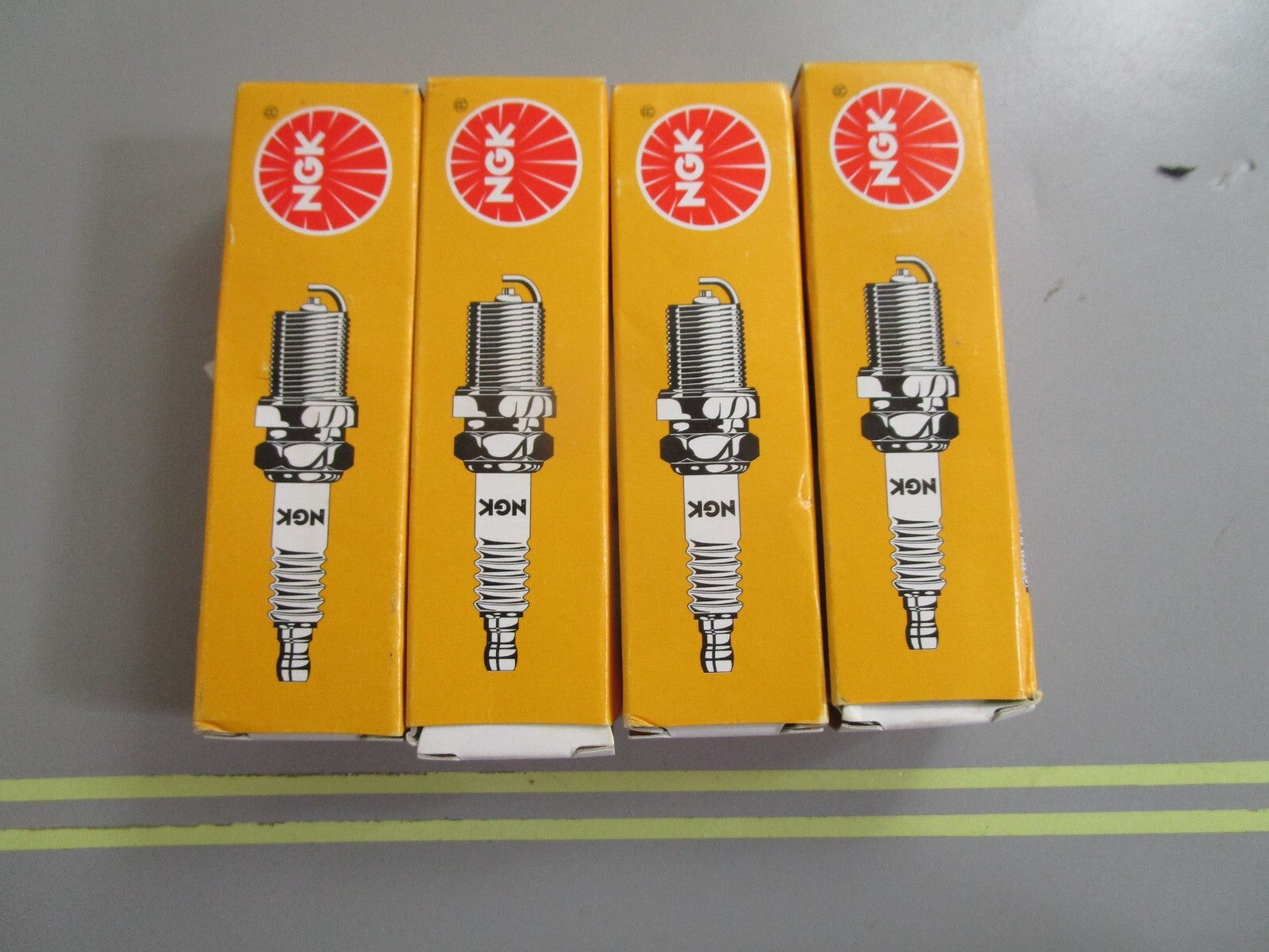 *NEW* (LOT OF 4) 0810 NGK Spark Plug BPR7H8