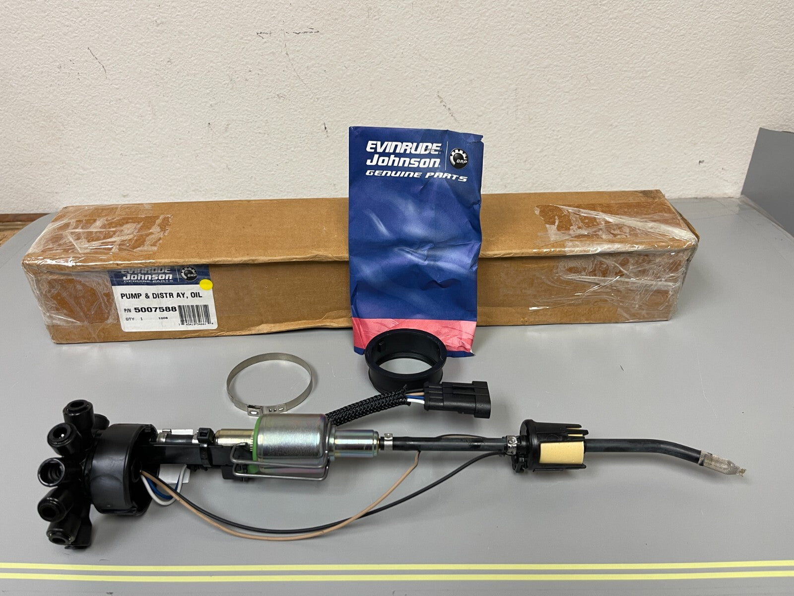 *NEW OEM* 0720 OMC Johnson Evinrude Oil Pump & Distributor Assembly 5007588