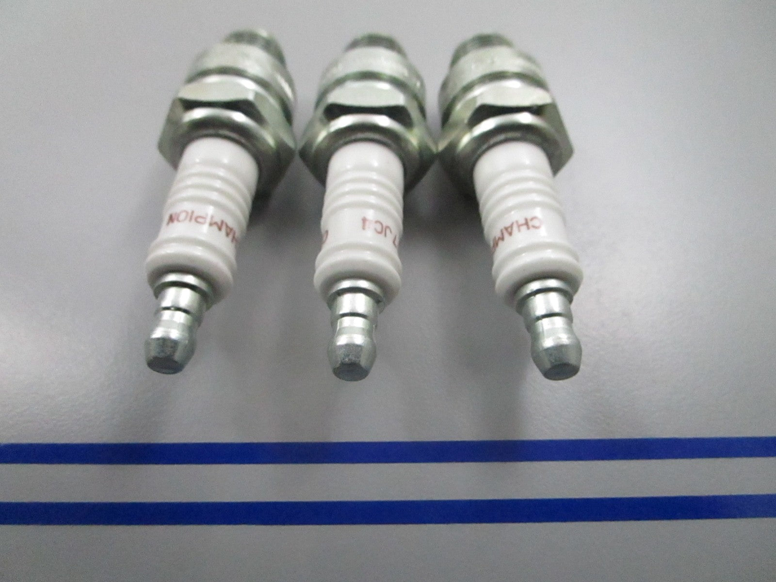 *NEW* (LOT OF 3) 0810 Champion Spark Plug L77JC4