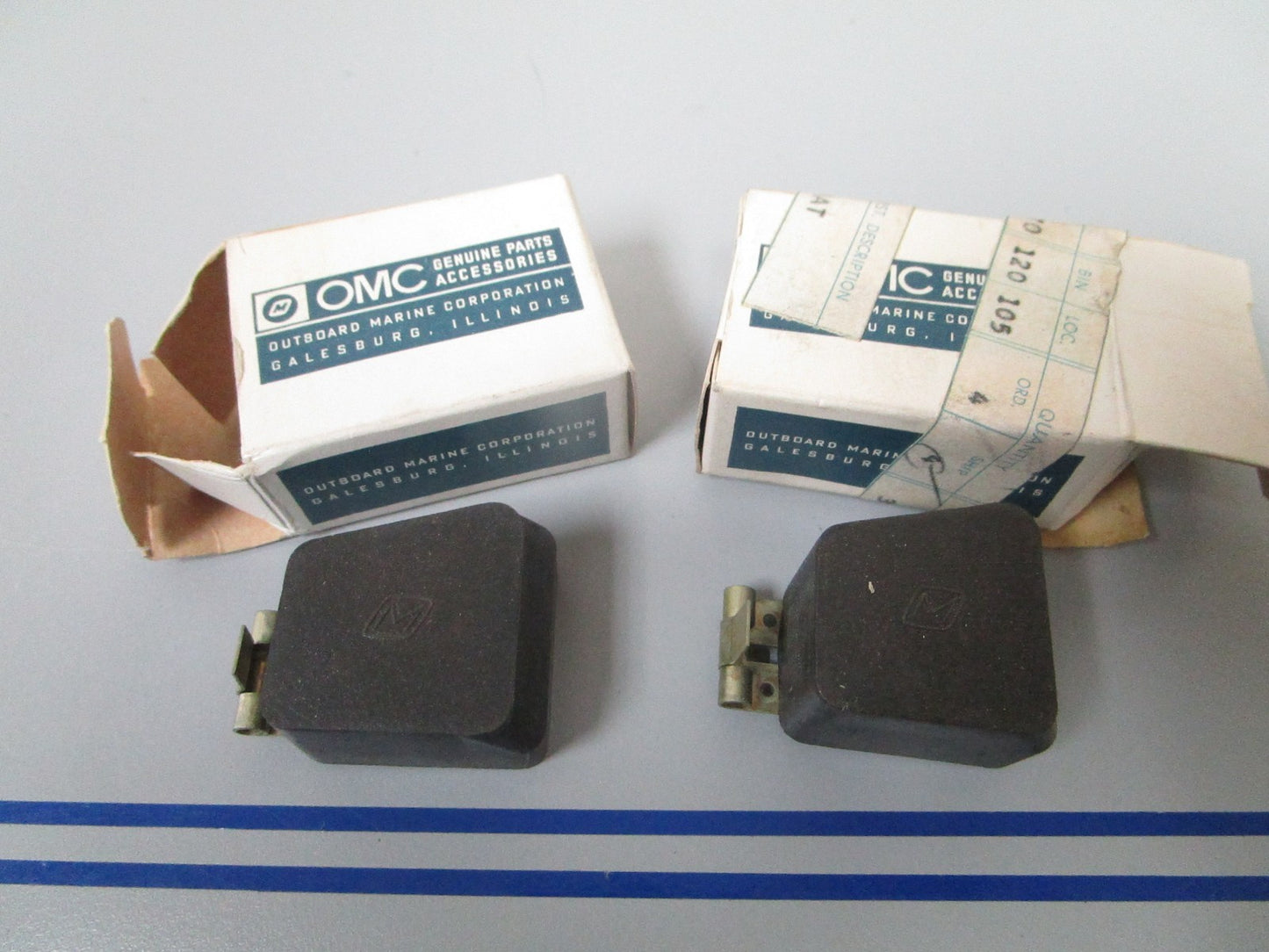 NEW OEM (LOT OF 2) 381353 0381353 OMC Johnson Evinrude Float & Arm 0810