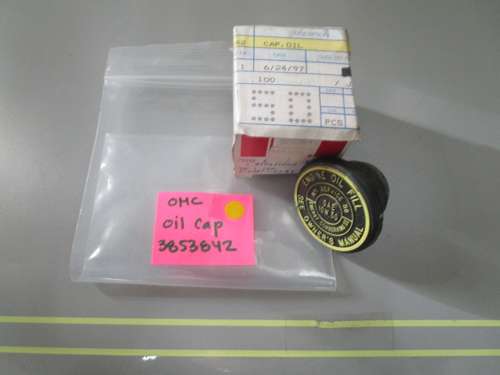 *NEW OEM* 0810 OMC Johnson Evinrude Oil Cap 3853842