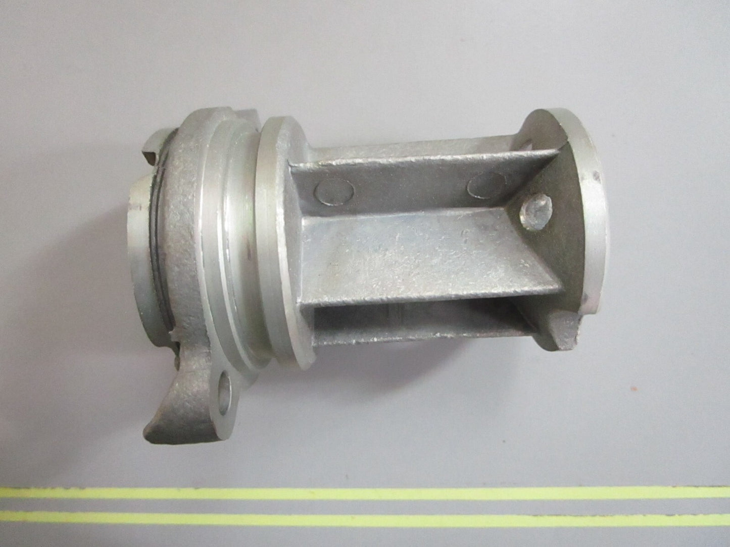 *NEW OEM* 0820 OMC Johnson Evinrude Bearing Carrier 384714 0384714 384711