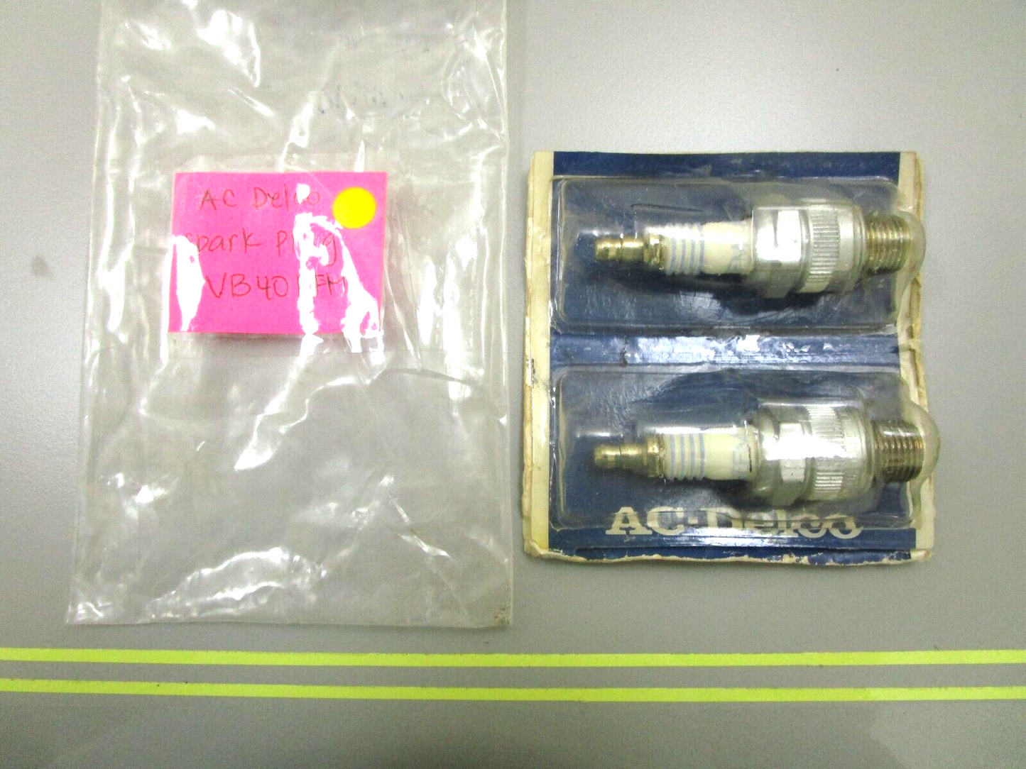 *NEW* (LOT OF 2) 0750 AC Delco SPARK PLUG VB40FFM