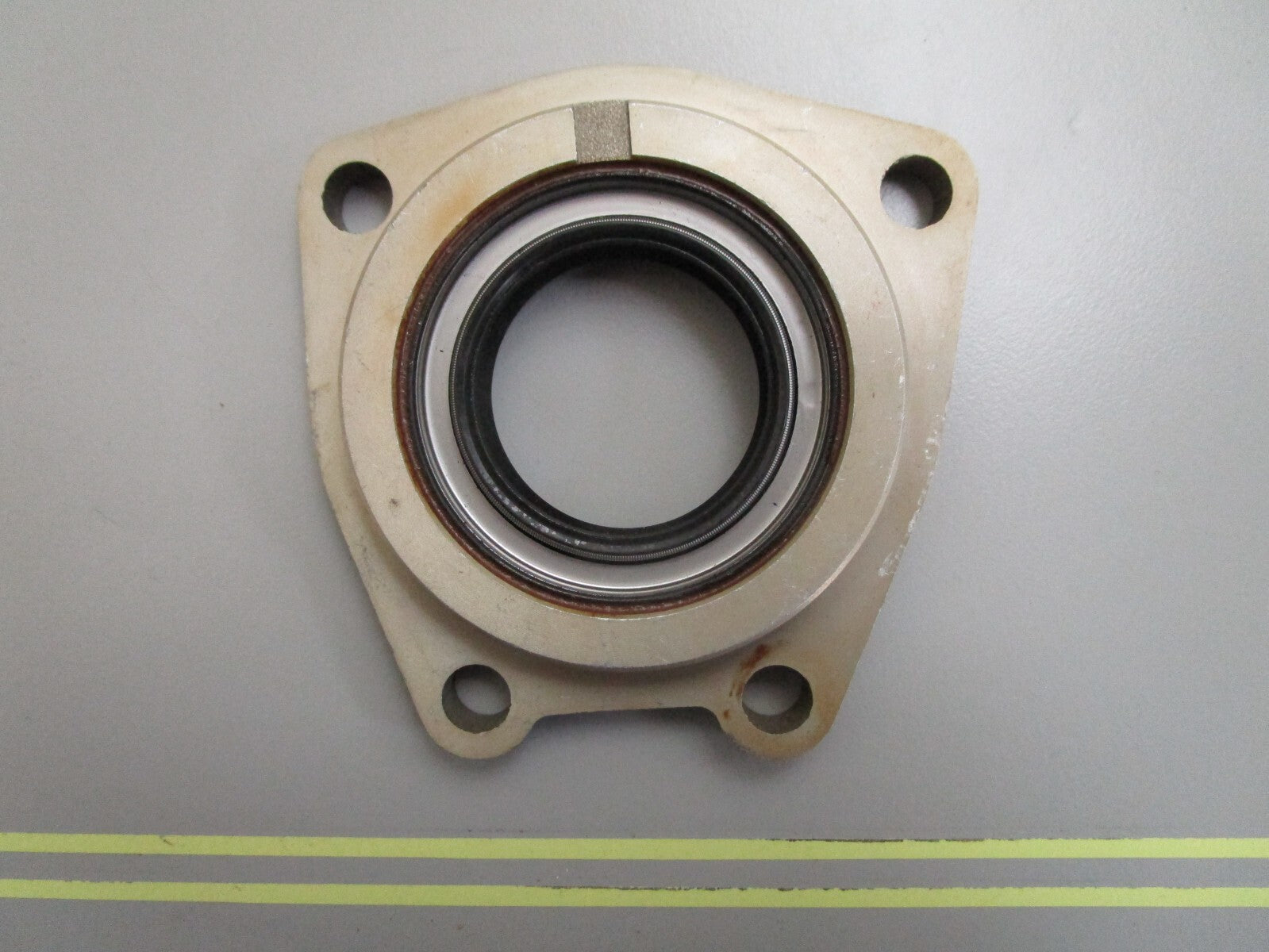 *NEW OEM* 0820 OMC Johnson Evinrude Retainer & Seal Ay 981554 0981554