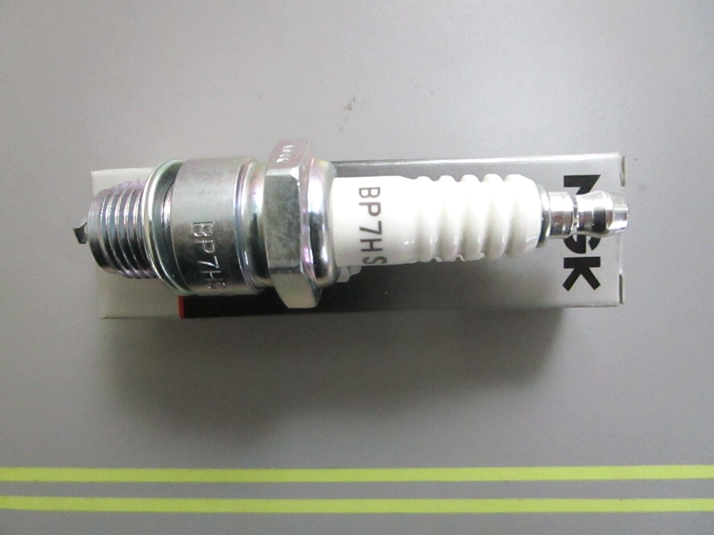 *NEW* 0810 NGK Spark Plug BP7HS
