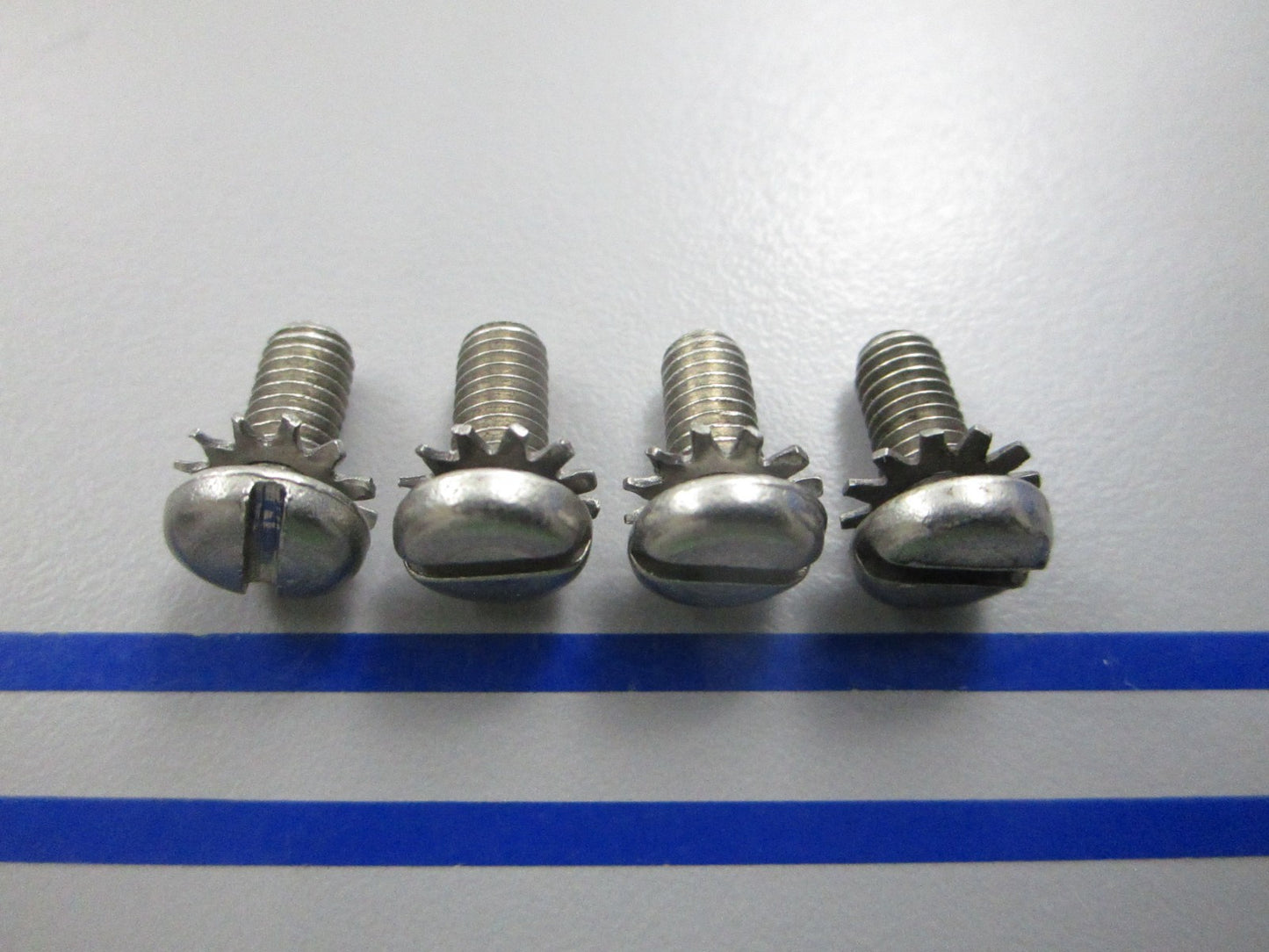 NEW OEM (LOT OF 4) 303551 0303551 OMC Johnson Evinrude Screw 0810