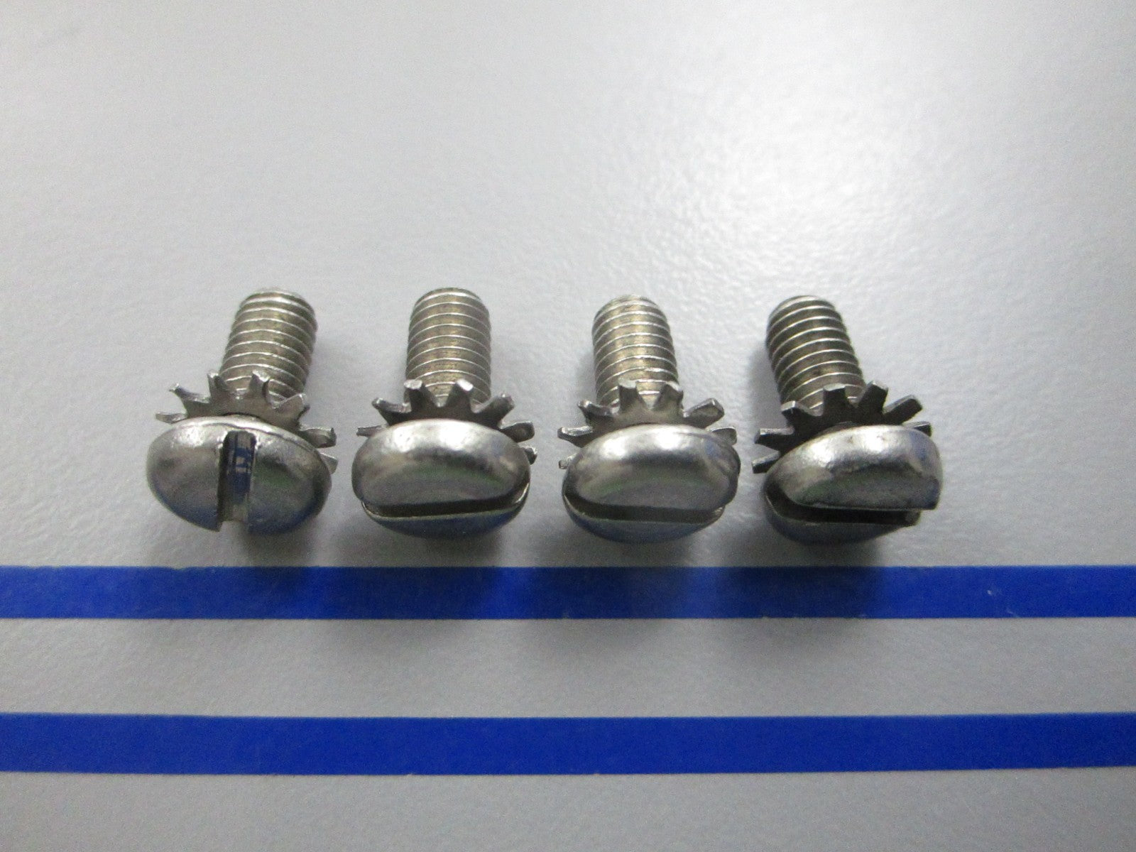 NEW OEM (LOT OF 4) 303551 0303551 OMC Johnson Evinrude Screw 0810