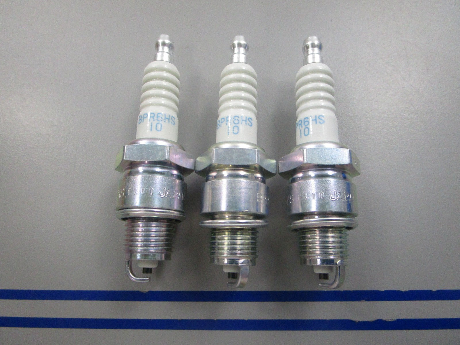 NEW (LOT OF 3) BPR6HS-10 NGK Spark Plug 0810