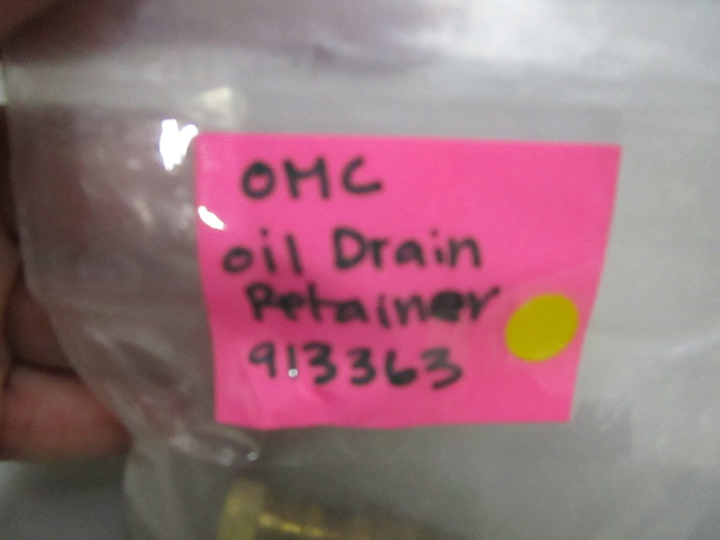 *NEW OEM* 0810 OMC Johnson Evinrude Oil Drain Retainer 913363 0913363