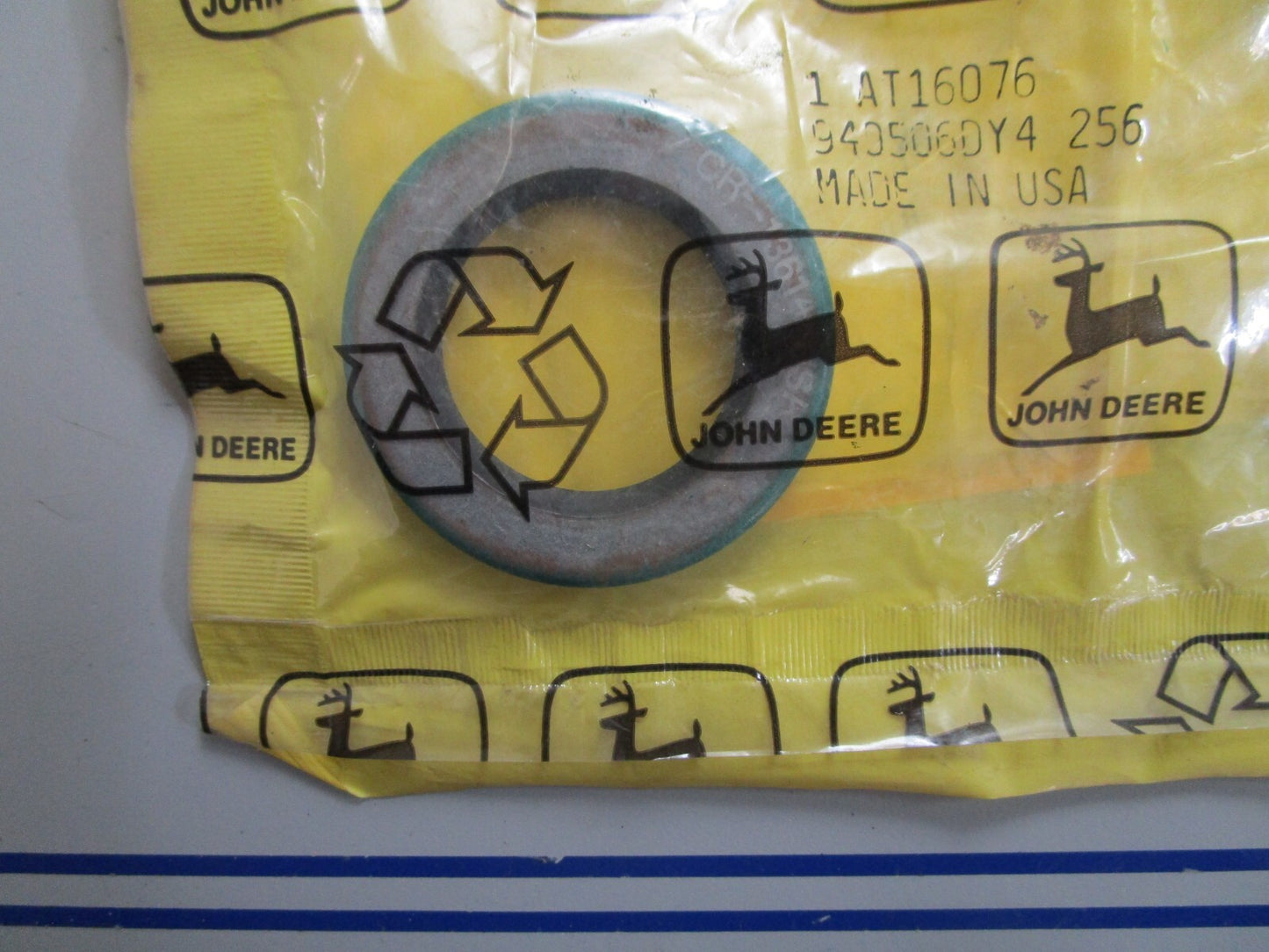 *NEW OEM* 0820 John Deere Seal AT16076