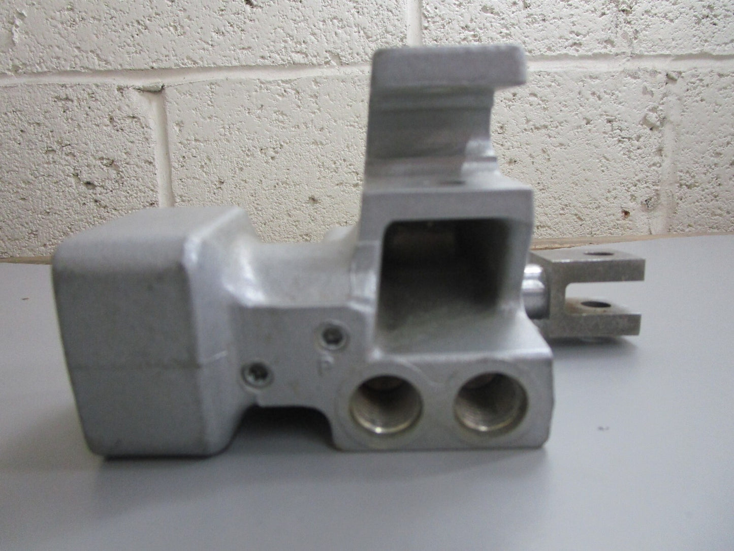 *NEW OEM* 0820 OMC Johnson Evinrude STBD Housing Plug & Spool Valve Ay 984484