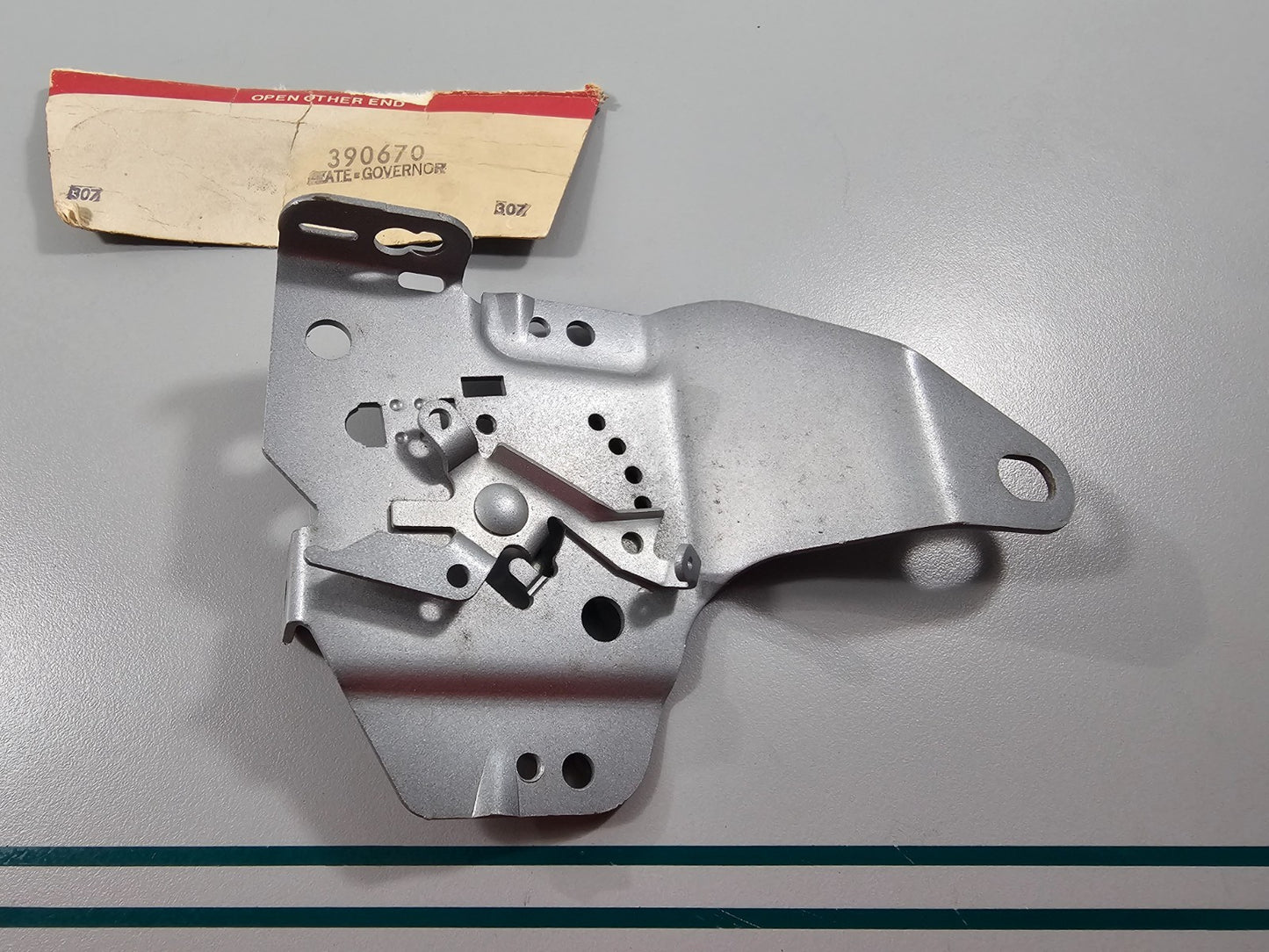 NEW OEM 390670 Briggs & Stratton Governor Plate 0810