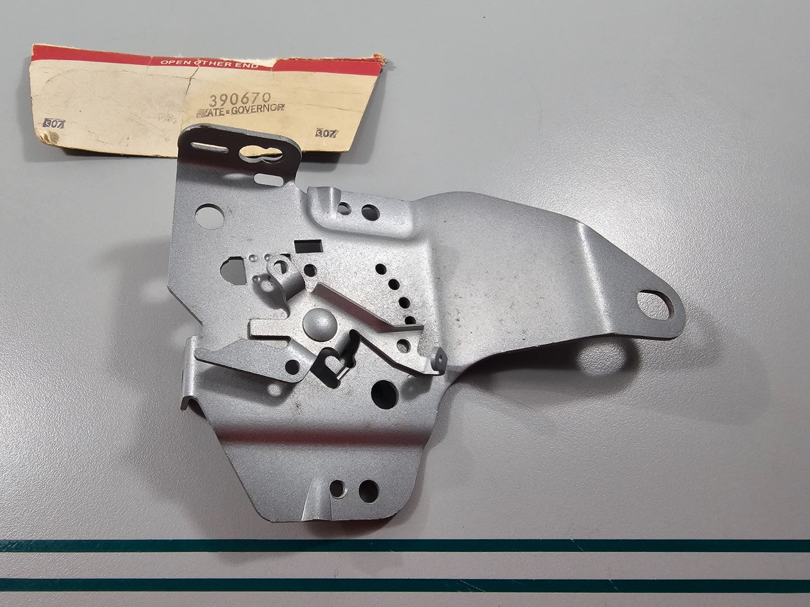NEW OEM 390670 Briggs & Stratton Governor Plate 0810