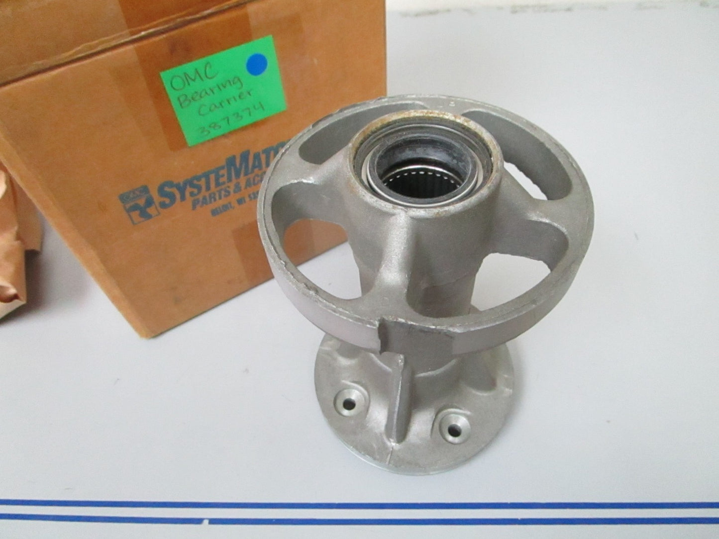 *NEW OEM* 0820 OMC Johnson Evinrude Bearing Carrier 387374 0387374
