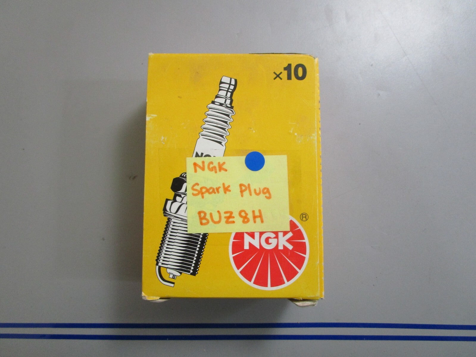 *NEW* (LOT OF 10) 0810 NGK Spark Plug BUZ8H