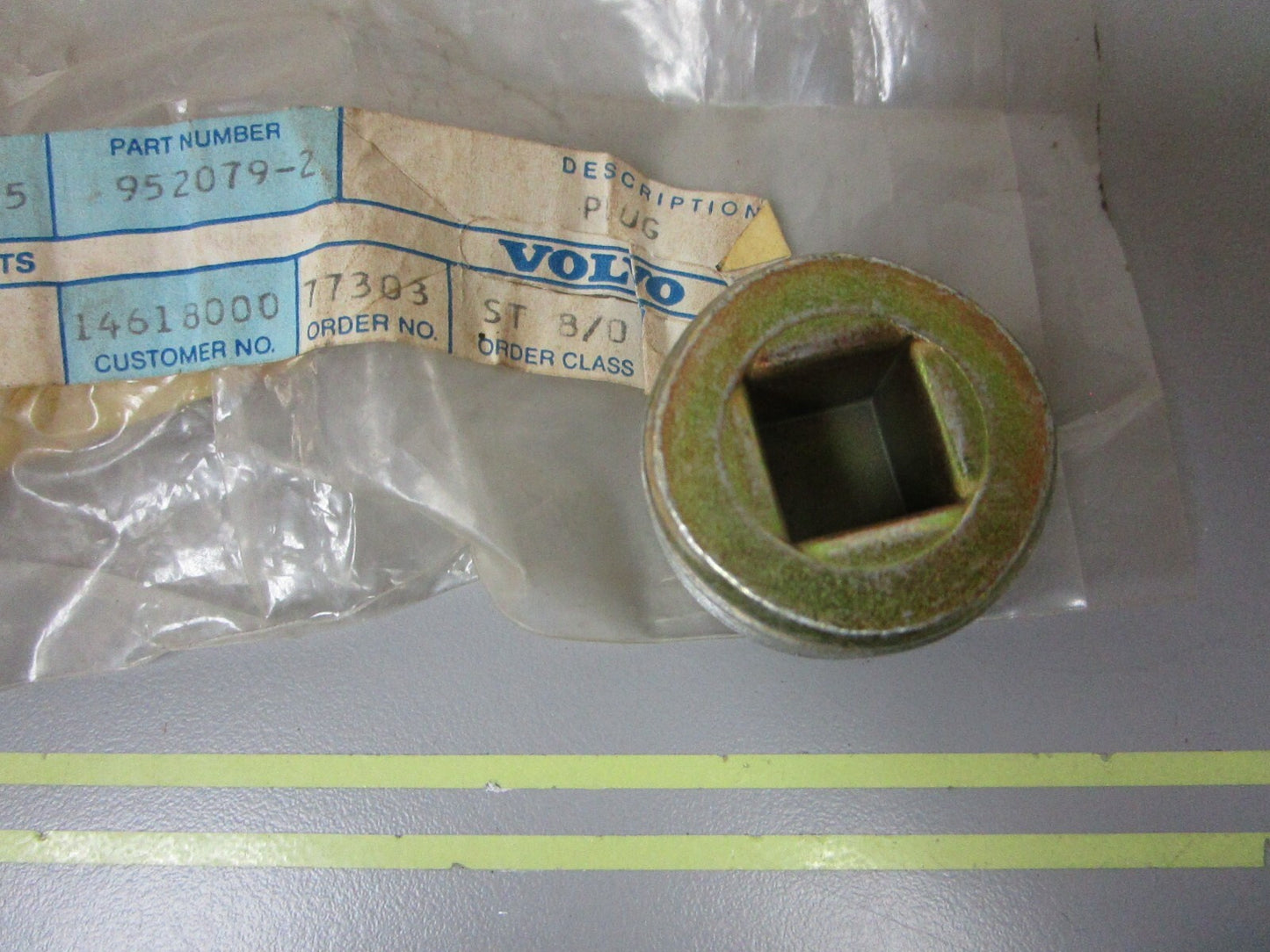 *NEW OEM* 0810 Volvo Penta Plug 952079