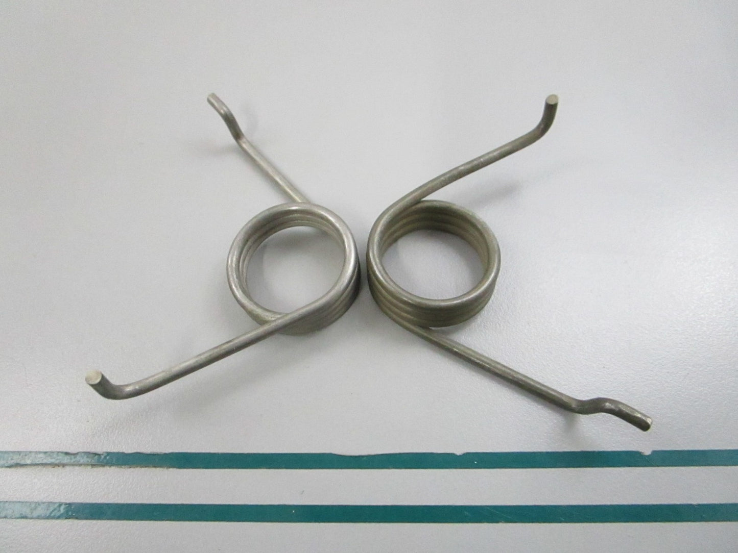 NEW OEM (LOT OF 2) 325528 0325528 OMC Johnson Evinrude Spring 0810