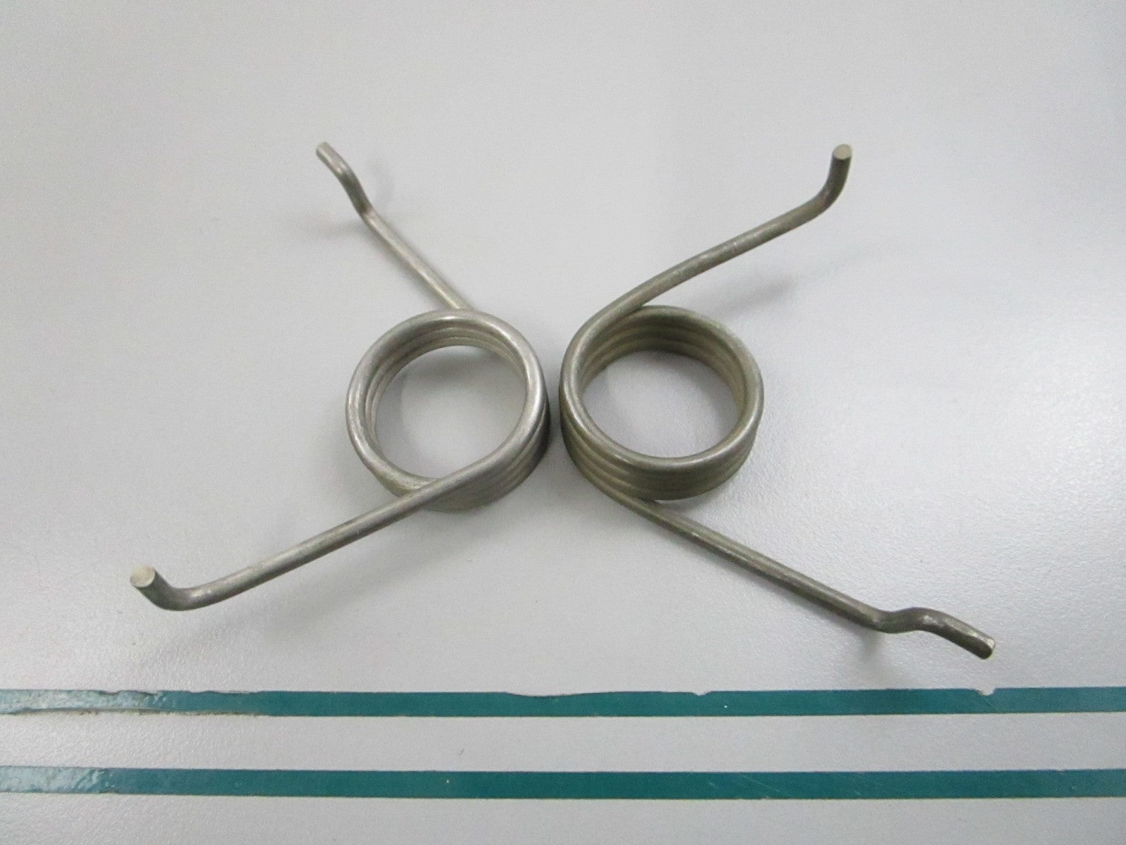NEW OEM (LOT OF 2) 325528 0325528 OMC Johnson Evinrude Spring 0810
