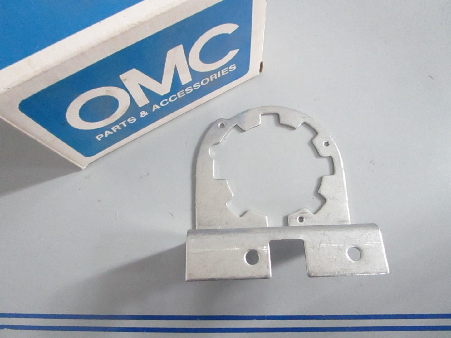 NEW OEM 331122 0331122 OMC Johnson Evinrude Bracket 0820