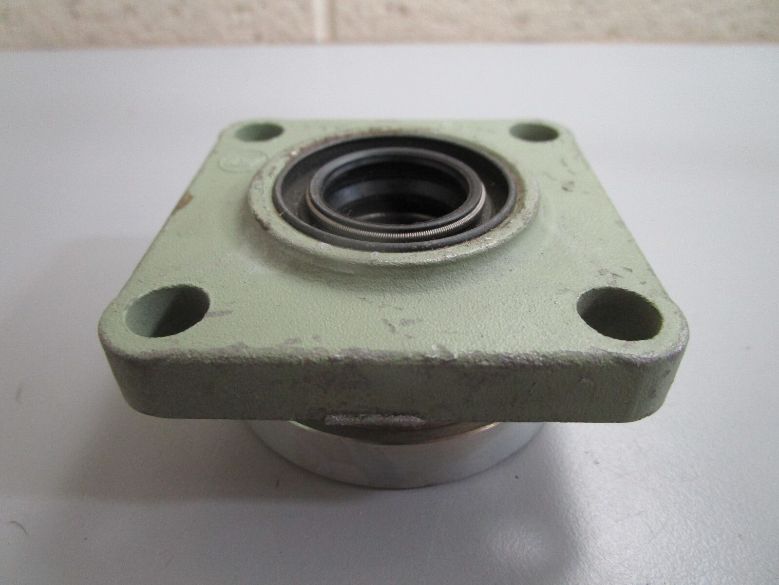 *NEW OEM* 0810 OMC Johnson Evinrude Bearing Housing & Seal 329921 394611