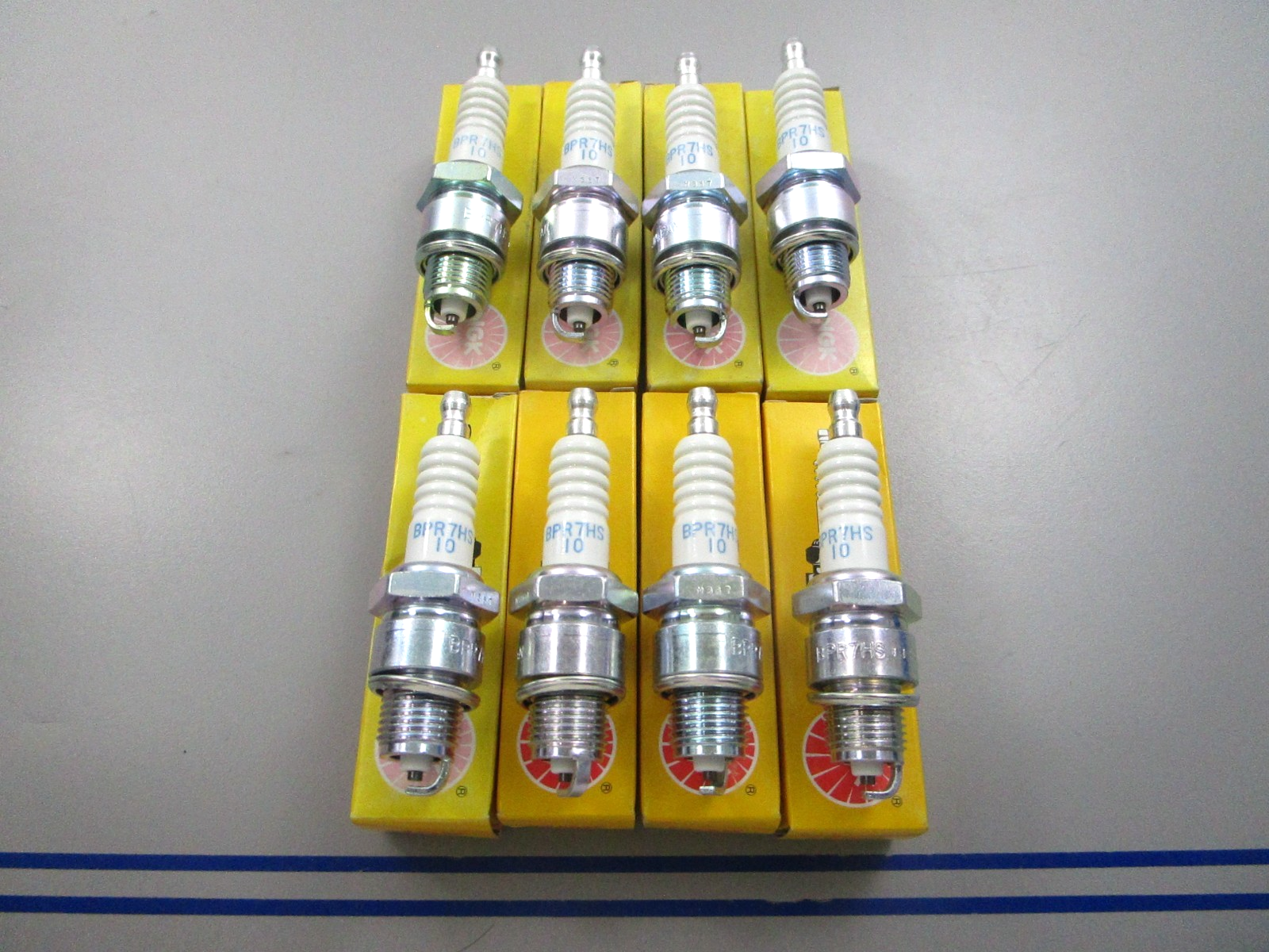 NEW (LOT OF 8) BPR7HS-10 NGK Spark Plug 0810