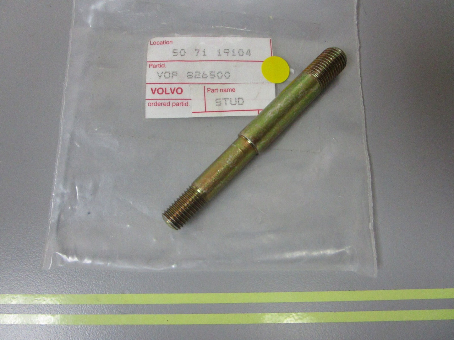 *NEW OEM* 0810 Volvo Penta Stud 826500