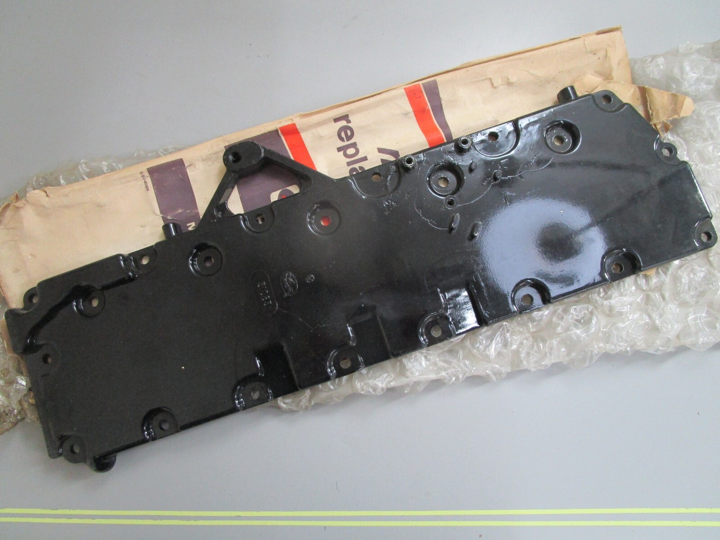 *NEW OEM* 0820 Mercury Quicksilver 60 70HP Exhaust Manifold Cover 31083