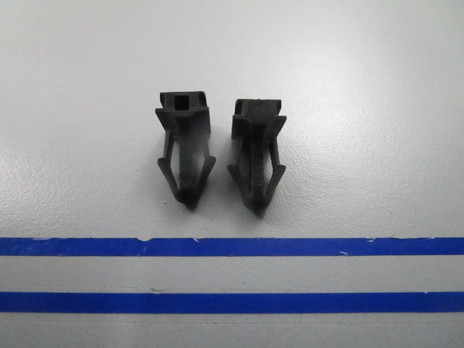 *NEW OEM* (LOT OF 2) 0810 OMC Johnson Evinrude Mounting Clip 3011292