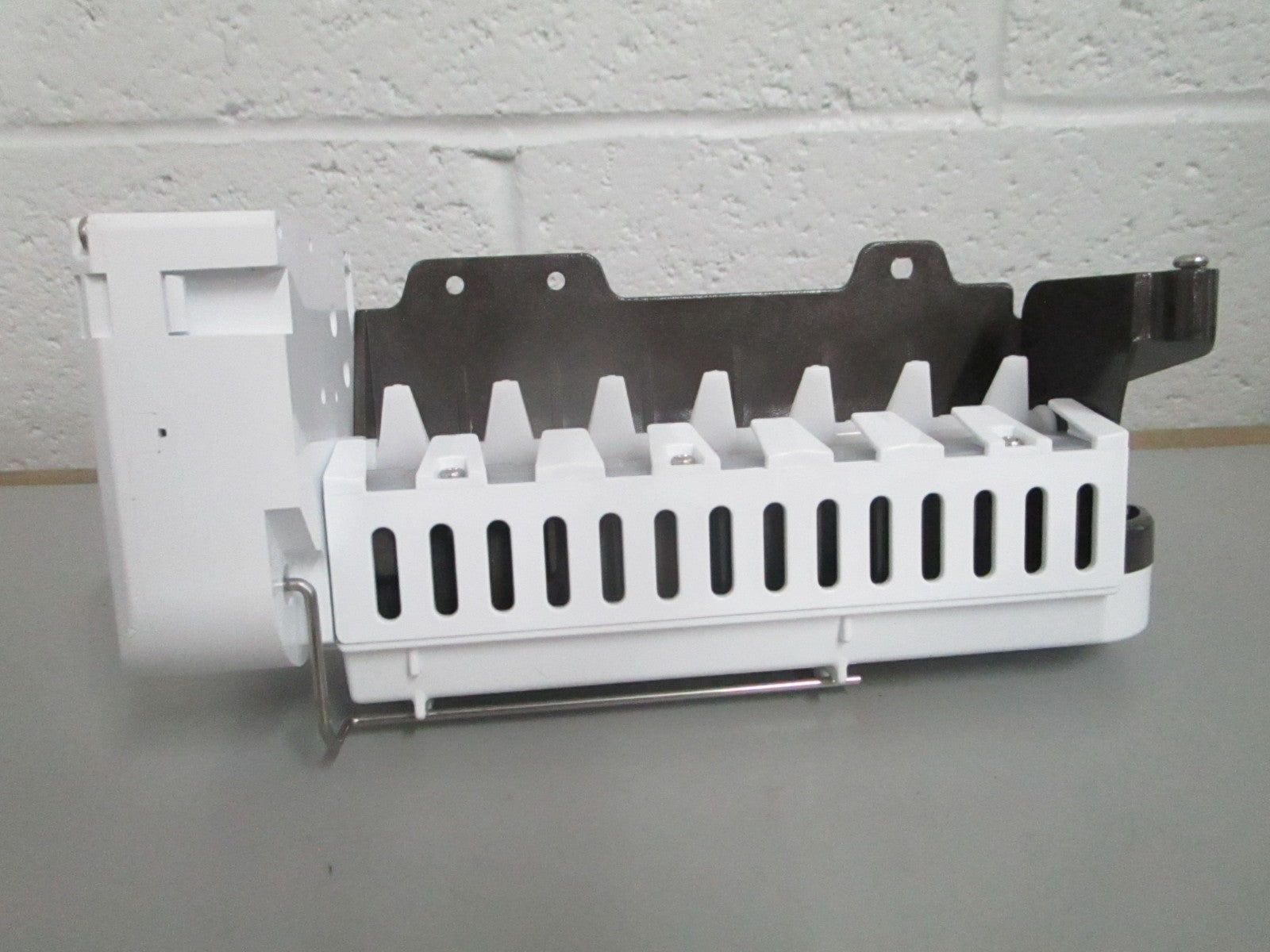 *NEW OEM* 0820 LG Ice Maker Assy AEQ73209906