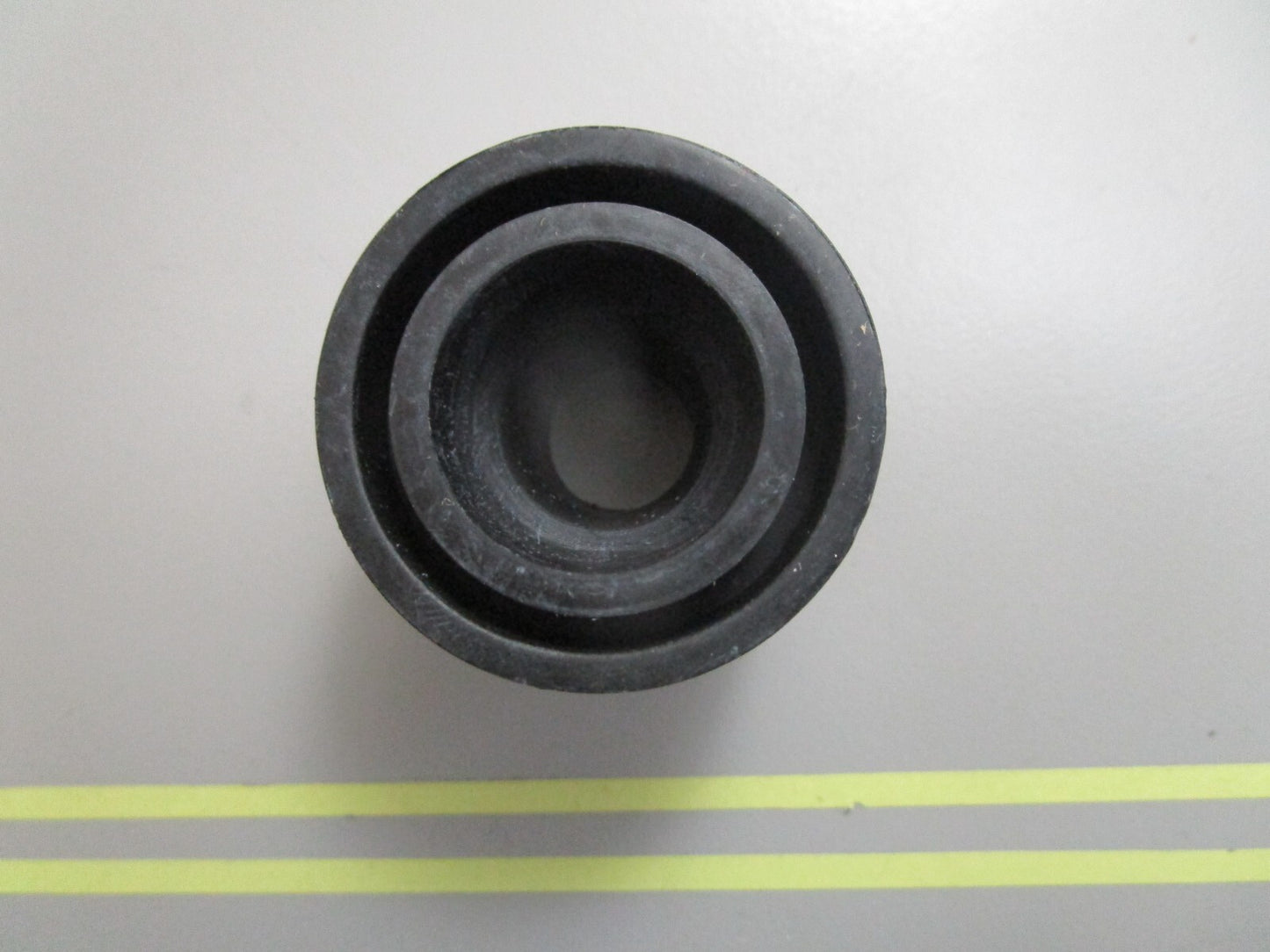 *NEW OEM* 0810 OMC Johnson Evinrude Grommet 333758 0333758