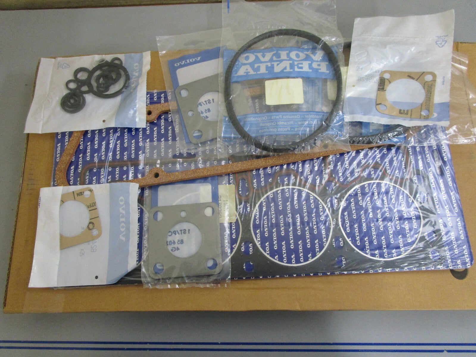 *NEW OEM* 0820 Volvo Penta Gasket Kit 876358