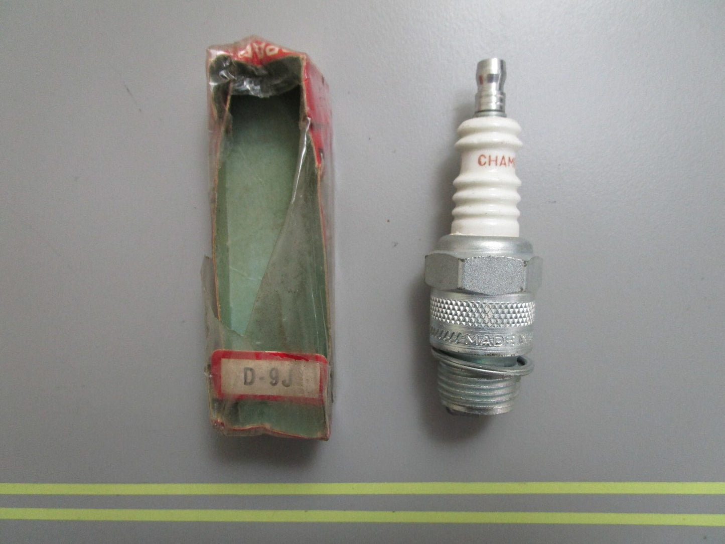 *NEW*  0810 Champion Spark Plug D-9J