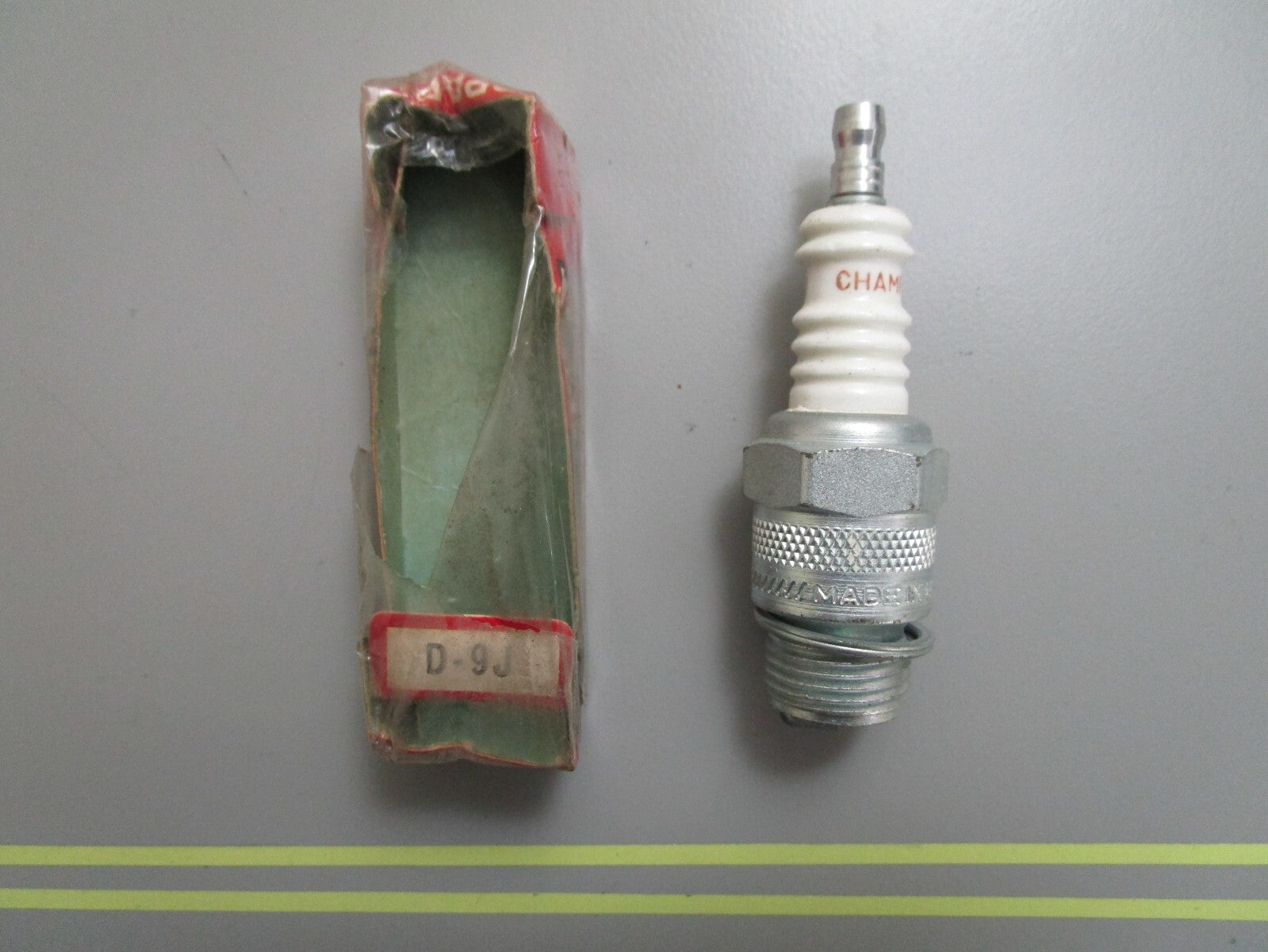 *NEW*  0810 Champion Spark Plug D-9J