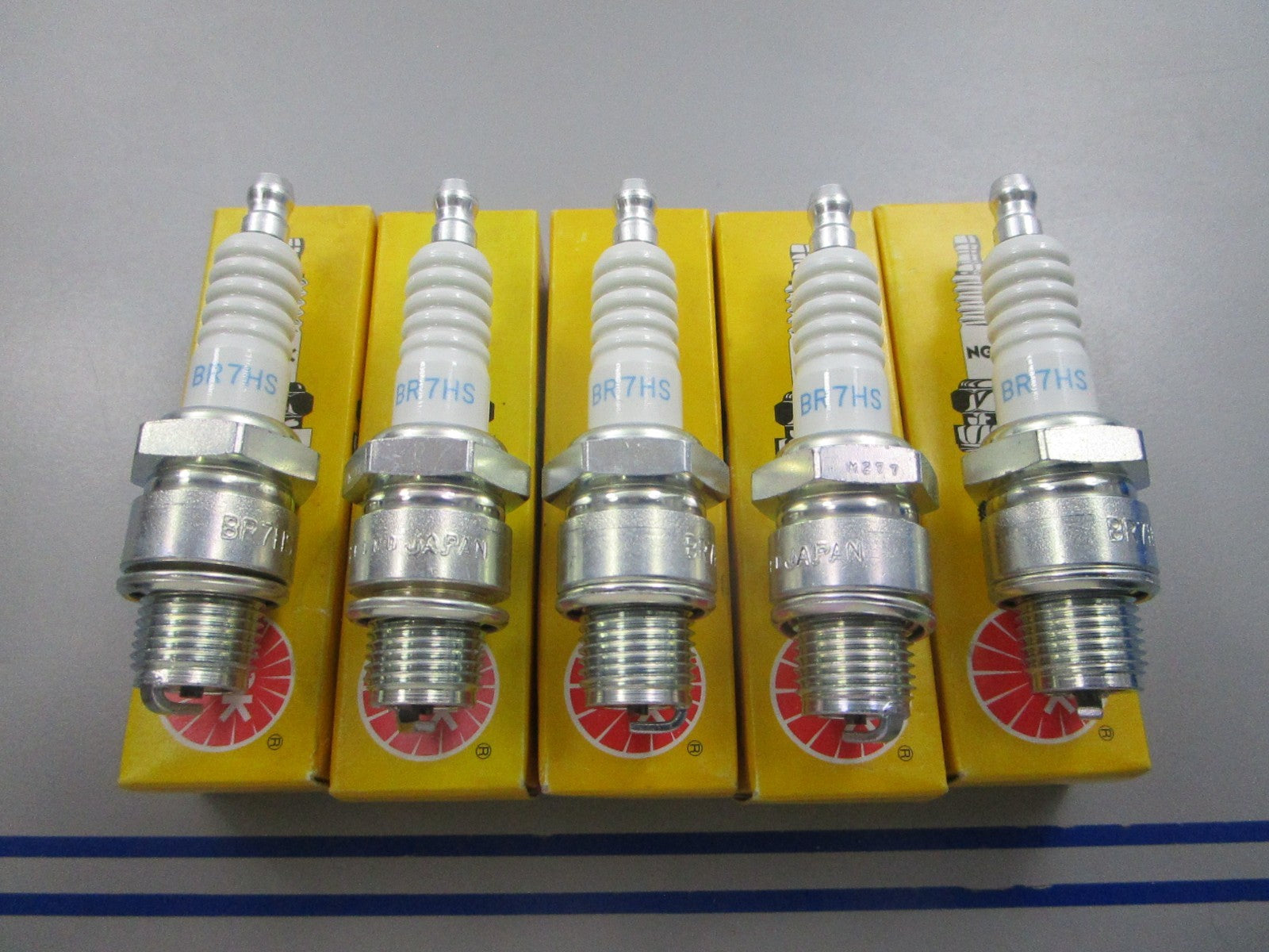 NEW (LOT OF 5) BR7HS NGK Spark Plug 0810