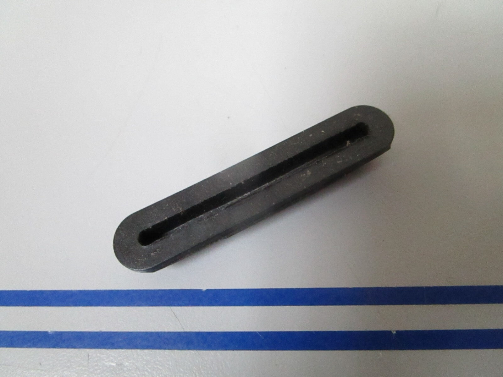 *NEW OEM* 0810 OMC Johnson Evinrude Bumper 330651 0330651