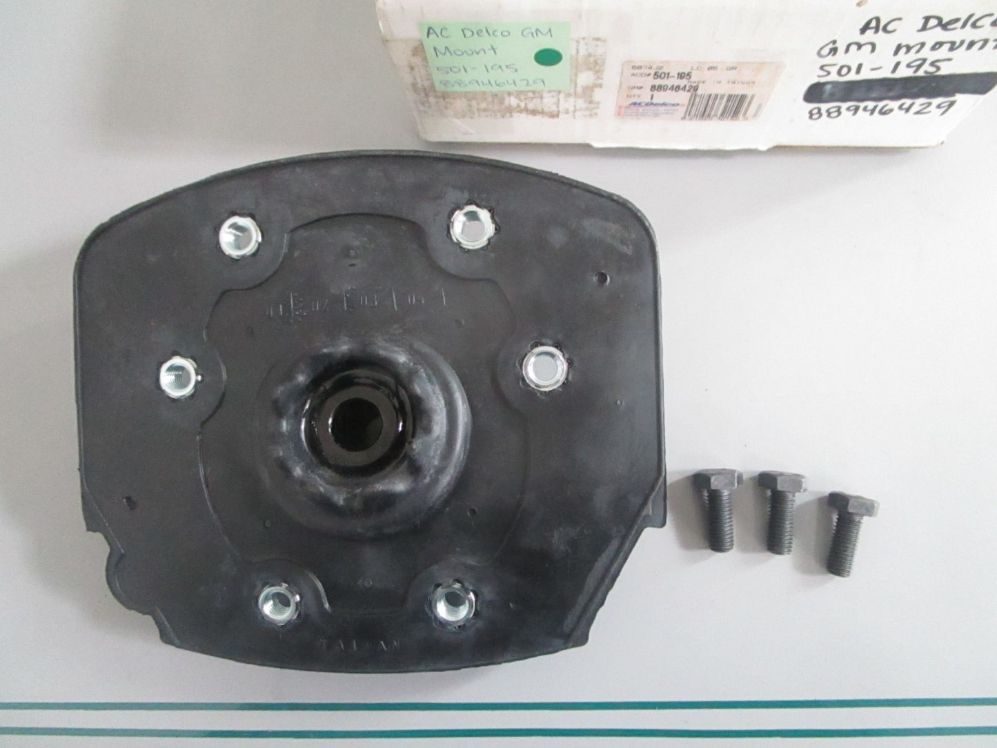 NEW OEM 501-195 88946429 AC Delco GM Mount 0820