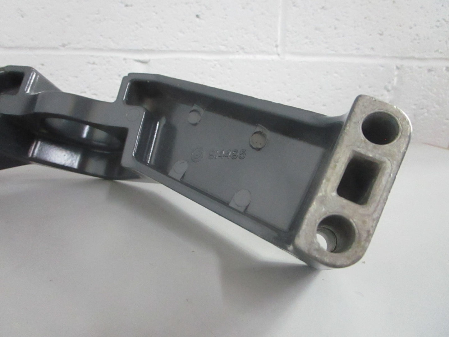 NEW OEM 914495 0914495 OMC Johnson Evinrude Bracket 0820