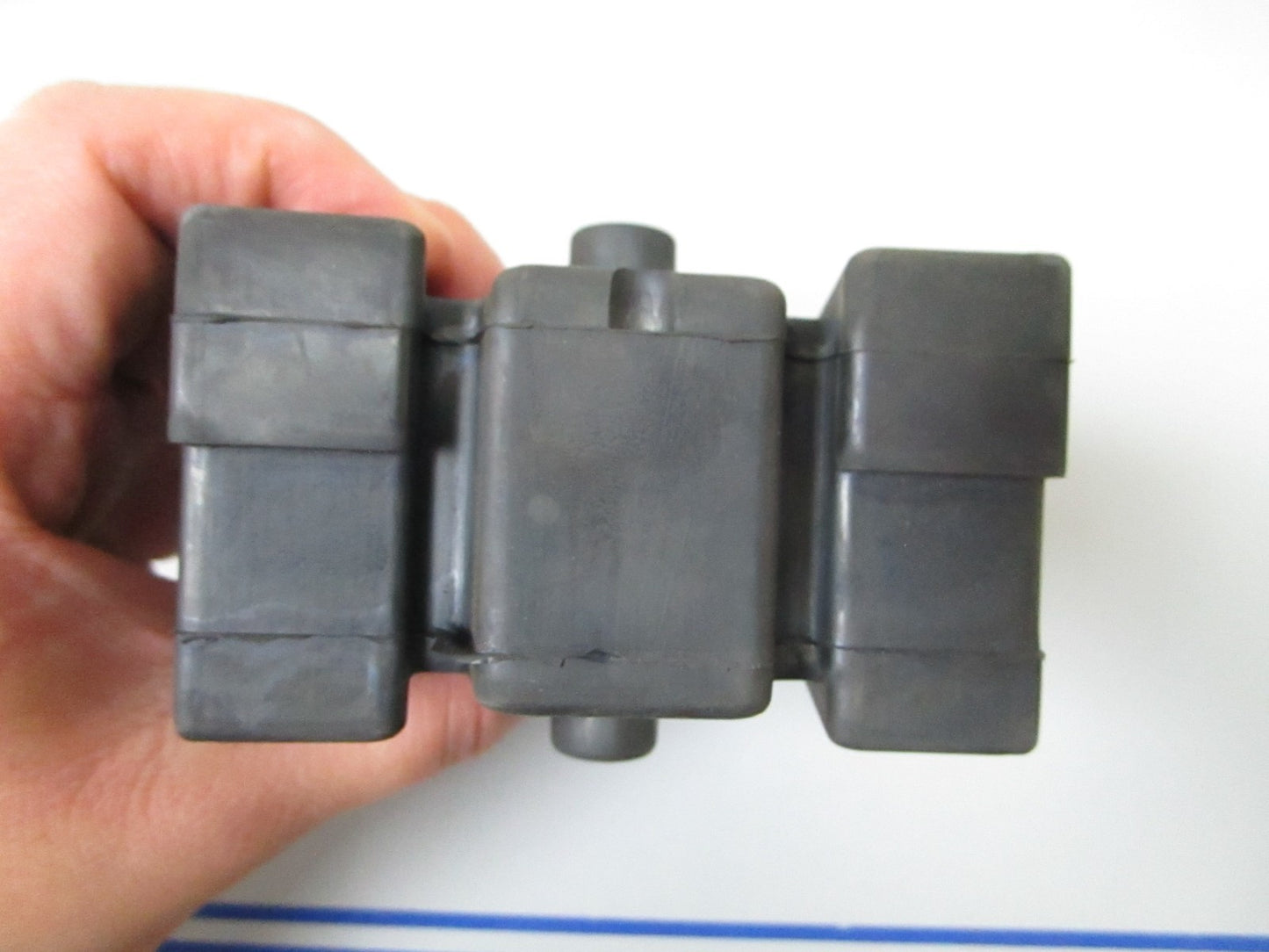 *NEW OEM* 0720 OMC Johnson Evinrude Lower Rubber Mount 5007410