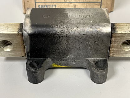 *NEW OEM* 0670 OMC Johnson Evinrude Mount 384483 0384483