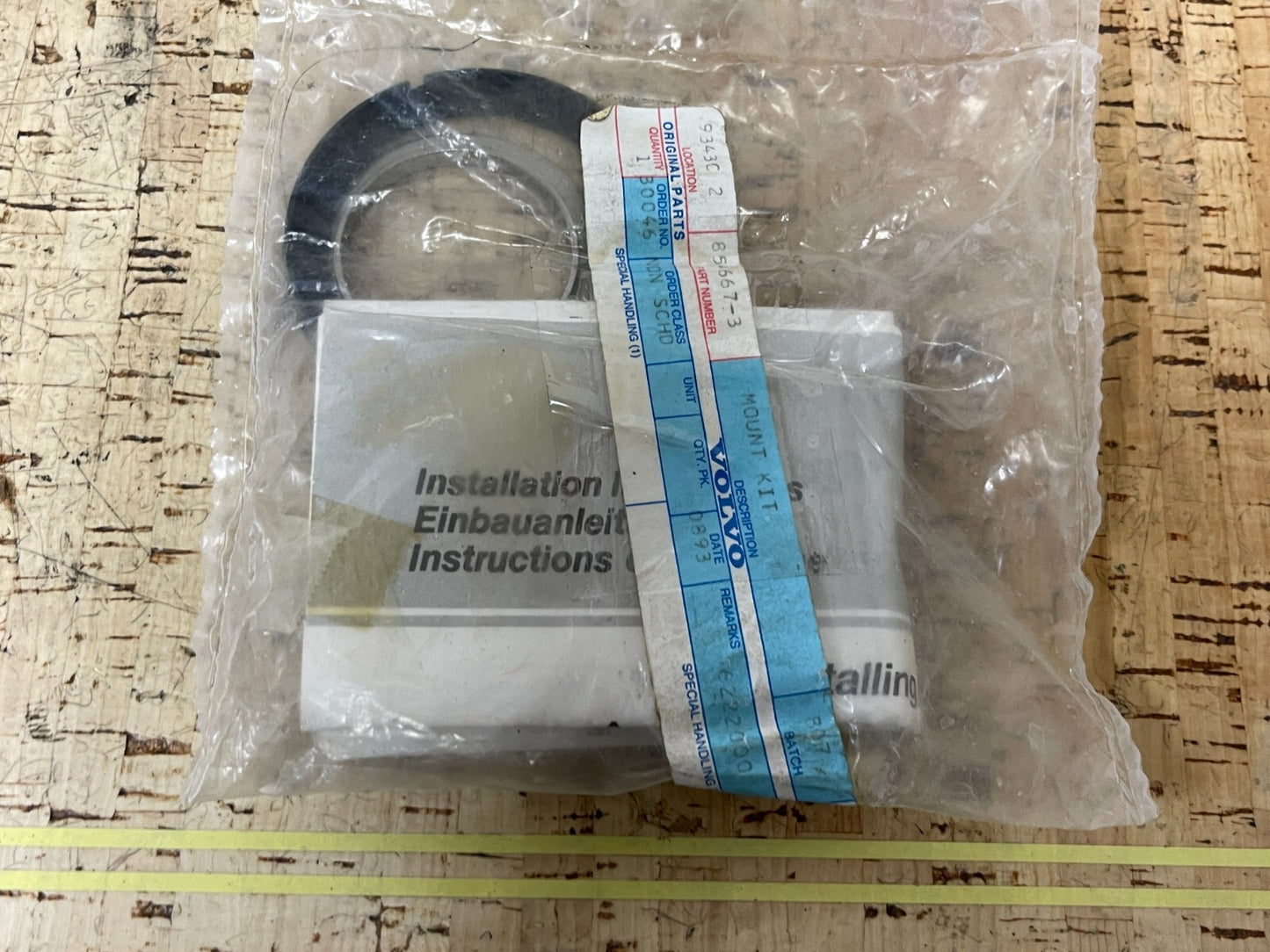 *NEW OEM* 0810 Volvo Penta Mounting Kit 854667