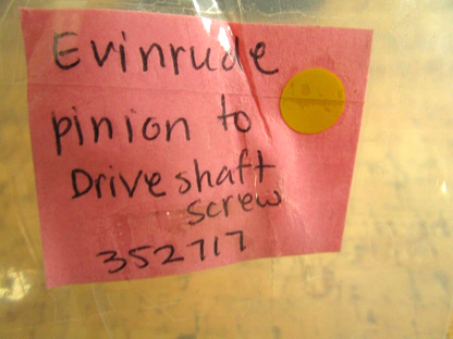 *NEW OEM* 0750 OMC Johnson Evinrude PINION TO DRIVE SHAFT SCREW 352717 0352717