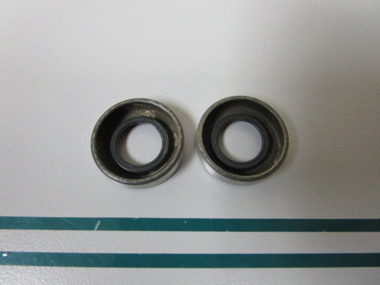 NEW OEM (LOT OF 2) 318972 0318972 OMC Johnson Evinrude Seal 0810