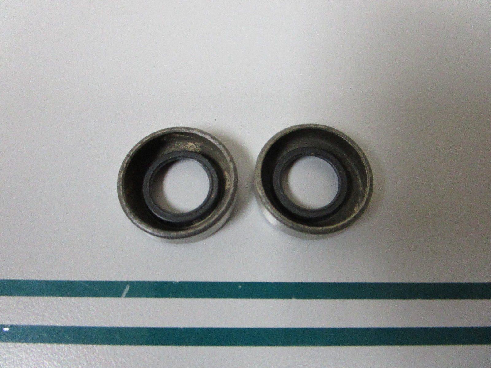 NEW OEM (LOT OF 2) 318972 0318972 OMC Johnson Evinrude Seal 0810