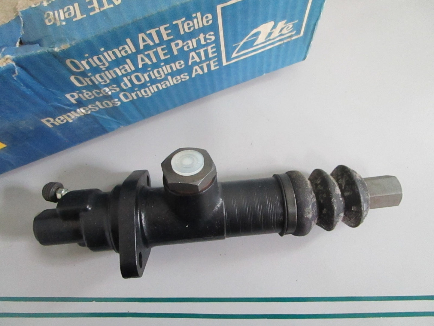 NEW OEM 0004307201 Mercedes-Benz ATE Brake Master Cylinder 0820