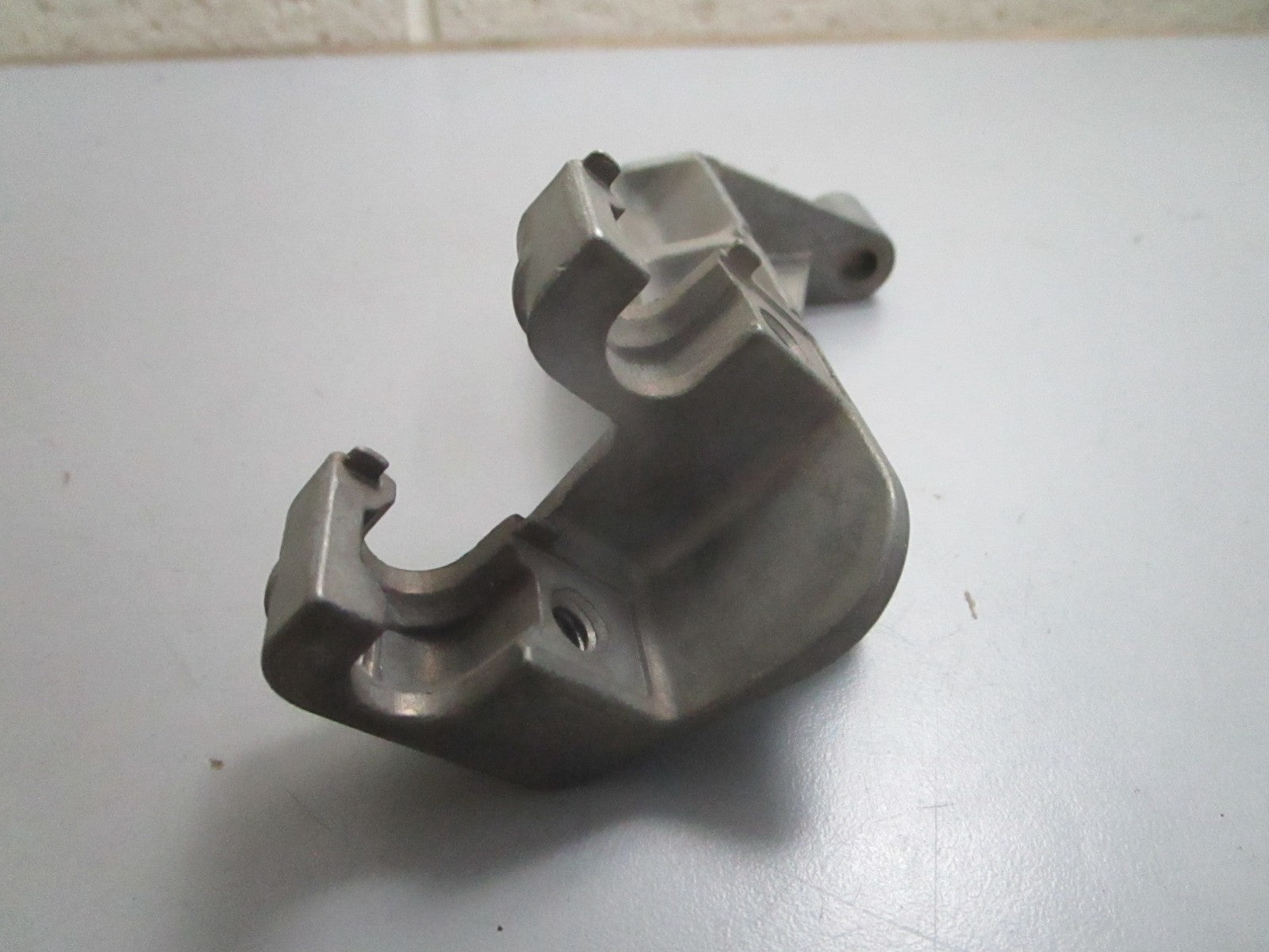 *NEW OEM* 0820 OMC Johnson Evinrude Trunnion Bracket 351927 0351927