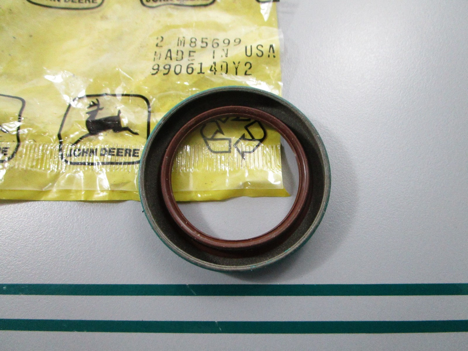 NEW OEM M85699 John Deere Seal  0810
