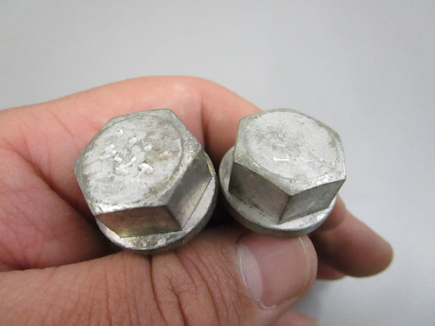 NEW OEM (LOT OF 2) 343024 0343024 OMC Johnson Evinrude Steering Arm Screw 0810
