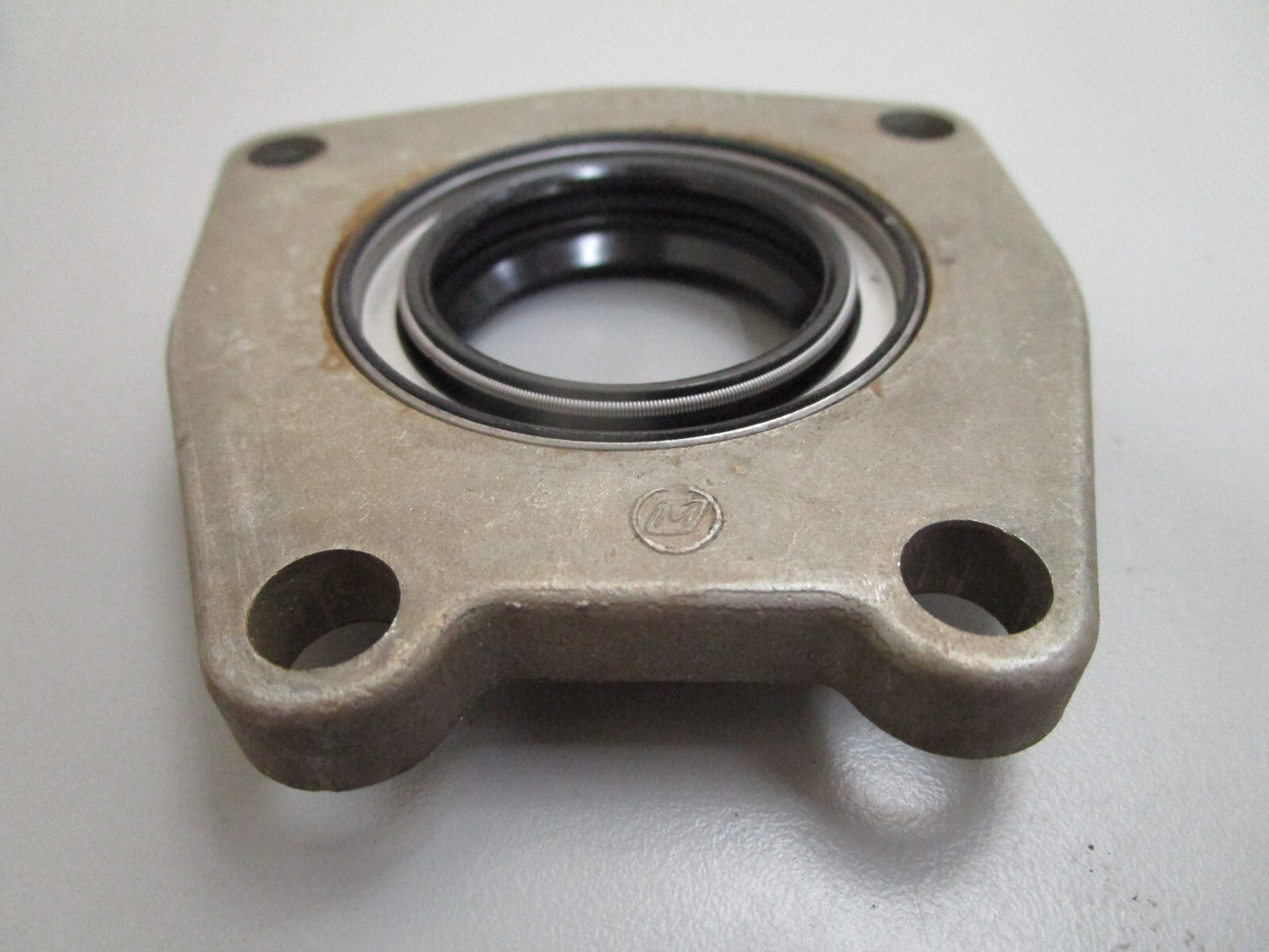 *NEW OEM* 0820 OMC Johnson Evinrude Retainer & Seal Ay 981554 0981554